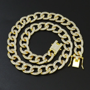 Detail einer 13mm vergoldeten Cuban-Halskette mit Zirkonia-besetztem Kastenverschluss