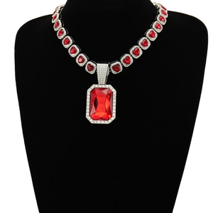 Collier hip-hop argenté avec cristaux de cœur rouges et un grand pendentif rectangulaire