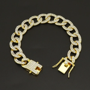 Detaillierte Makroansicht der 13mm goldfarbenen Cuban-Kette mit funkelnden Strasssteinen