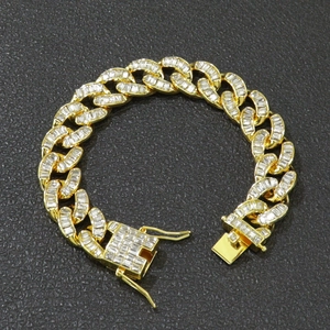 Dettaglio della catena cubana hip-hop dorata da 15 mm con pietre di zirconia rettangolari