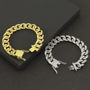 Dettaglio di bracciali cubani in oro e argento con diamanti taglio quadrato su pelle nera