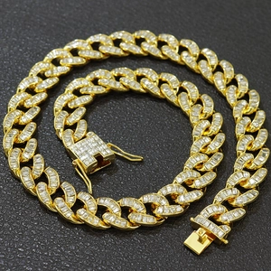 Dettaglio collana a catena cubana dorata da 15 mm con pietre di zircone baguette
