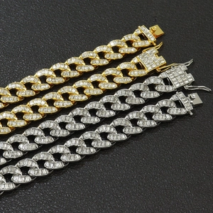 Dettaglio di catene cubane hip hop da 15mm con pietre rettangolari in oro e argento
