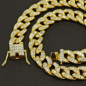 Dettaglio catena cubana oro 15mm con pietre di zirconia rettangolari e chiusura di sicurezza