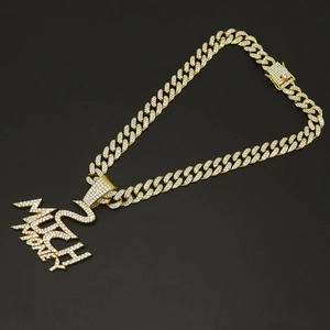 Pendentif Much Money style hip-hop avec chaîne cubaine dorée sertie de strass