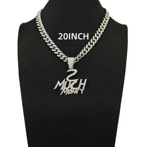 Détail du pendentif 2 MUCH MONEY serti de strass sur une chaîne cubaine en argent