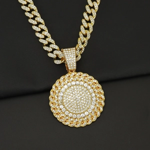 Primer plano del collar con colgante de hip hop chapado en oro y circonitas cúbicas pavé
