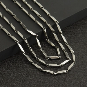 Gros plan sur la chaîne bambou 3mm en acier inoxydable argenté poli pour hommes en détail