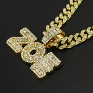 Detalle del colgante ZOE hip hop con corona y cadena de eslabones cubanos de diamantes