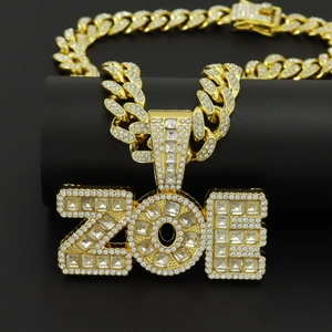 Detalle del colgante de corona ZOE con diamantes pavé y cadena de eslabones cubanos