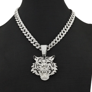Vue détaillée d'un pendentif tigre hip-hop en argent avec strass sur chaîne cubaine