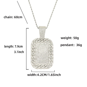 Dettaglio della collana con ciondolo rettangolare argento ghiacciato e strass incastonati