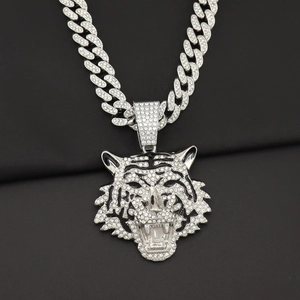 Gros plan de la chaîne cubaine hip-hop argentée avec pendentif tête de tigre serti