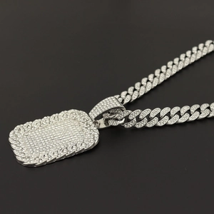 Collana cubana argentata con grande pendente rettangolare e strass per stile hip hop