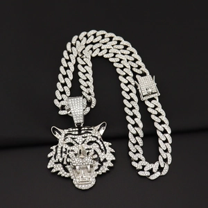 Collier avec pendentif tête de tigre serti et chaîne cubaine argentée style hip hop