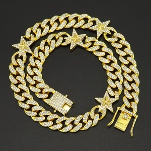 Detailaufnahme der goldenen Cuban-Halskette mit Zirkonia-Sternen und funkelndem Verschluss