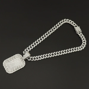 Dettaglio della catena cubana iced out con ciondolo rettangolare tempestato di diamanti