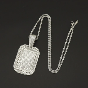 Collana a corda argentata con grande ciondolo rettangolare ghiacciato in stile hip hop