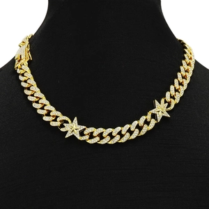 Detailaufnahme der Hip-Hop-Gold-Panzerkette mit funkelnden Sternen und Strasssteinen