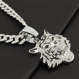 Gros plan sur le pendentif tête de tigre argenté hip hop avec oxydes de zirconium et chaîne