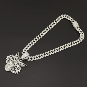 Pendentif tête de tigre serti de strass avec chaîne cubaine argentée style hip hop