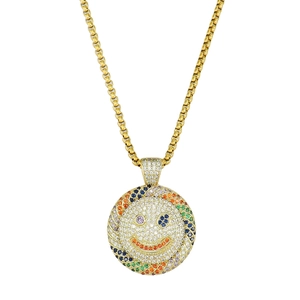 Collier hip hop avec pendentif visage souriant doré et oxydes de zirconium colorés