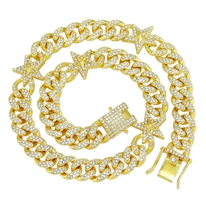 Hip-Hop Goldene Panzerkette mit fünf diamantbesetzten Sternen auf weißem Hintergrund