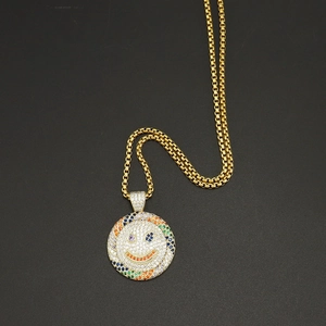 Gros plan d'un pendentif smiley hip hop avec pierres zircon colorées et chaîne dorée