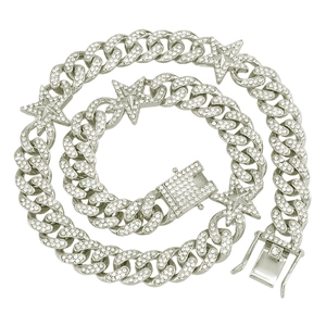 Nahaufnahme der silbernen Hip-Hop-Cuban-Kette mit glitzerndem Stern und Kastenverschluss