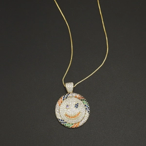 Collier hip hop doré avec grand pendentif visage souriant et oxydes de zirconium colorés