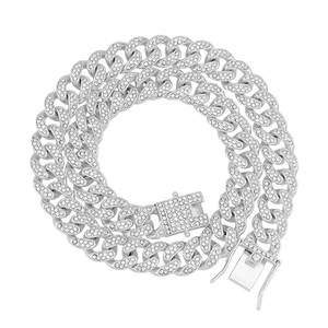 Collier maille cubaine argenté serti de strass avec fermoir carré sur fond blanc