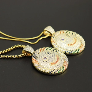 Collier avec pendentif cercle en or et visage souriant en zircons colorés style hip hop