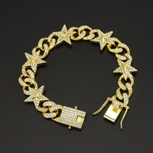Nahaufnahme der goldenen Hip-Hop-Cuban-Kette mit glänzenden Stern-Anhängern und Zirkon