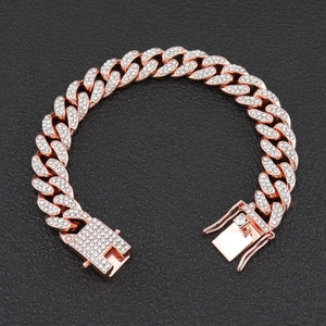 Détail d'une chaîne cubaine en or rose sertie de cristaux brillants style hip hop