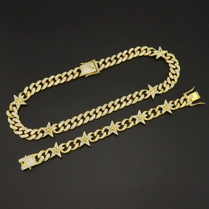 Detailansicht der Hip-Hop-Panzerkette und des Armbands mit Sternanhängern in Goldoptik