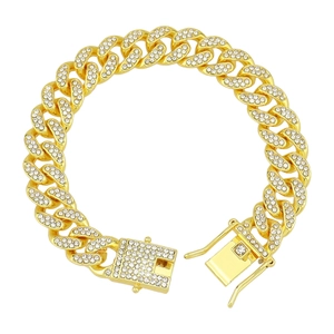 Détail de la gourmette cubaine dorée avec strass brillants et fermoir de sécurité robuste