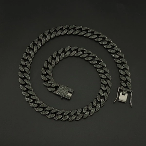Détail d'une grosse chaîne cubaine noire sertie de strass avec un fermoir à boîte