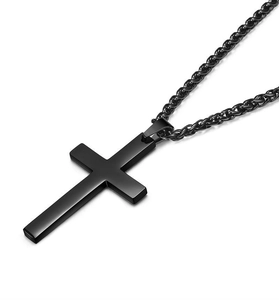 Nahaufnahme des schwarzen Edelstahl-Kreuzanhängers mit Hochglanzfinish und Kordelkette