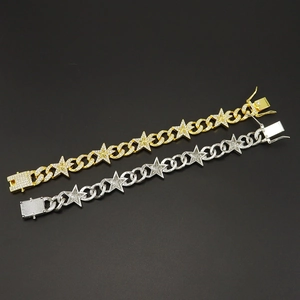 Detail von gold- und silberfarbenen Iced Out Gliederketten mit verzierten Sternen
