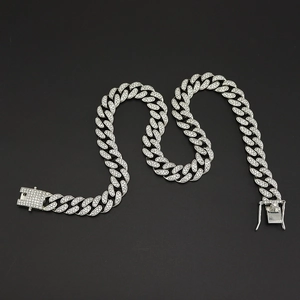 Détail du collier chaîne cubaine argentée avec fermoir papillon incrusté de cristaux