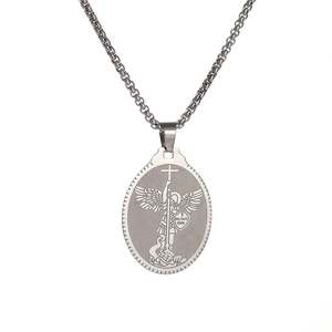 Collier avec pendentif Archange Saint Michel en argent poli avec détails sculptés sur fond blanc