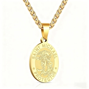 Collier avec pendentif ovale Saint Michel en acier inoxydable doré et relief détaillé
