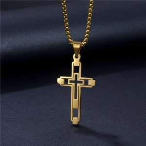 Collana da uomo con pendente a croce traforata dorata e catena su sfondo blu scuro