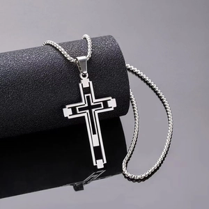 Collana con ciondolo a croce argento lucido per uomo con una robusta catena a scatola