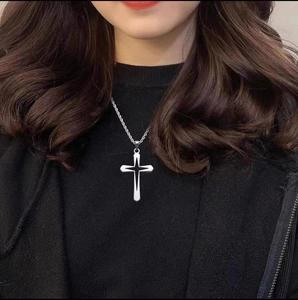 Collar clásico con colgante de cruz de estrella hueca de acero inoxidable con cadena de cuerda