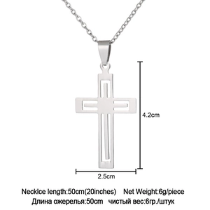 Dettaglio del ciondolo a croce argento con dimensioni 4,2cm e lunghezza catena di 50cm