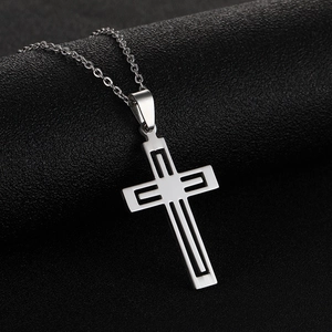 Collana con pendente a croce in acciaio inossidabile lucido con ritagli geometrici su nero