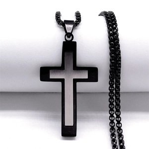 Collier avec pendentif croix double couche en acier inoxydable et chaîne boîte noire