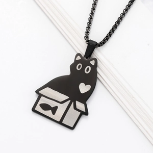 Collier avec pendentif chat noir dans une boîte, détails de cœur et poisson