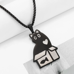 Collier avec pendentif chat de dessin animé noir dans sa boîte et détails en cœur